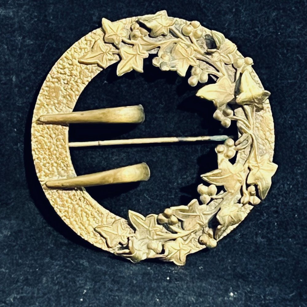 Victorian Gold Tone Round With Ivy Brooch/Sash Clip